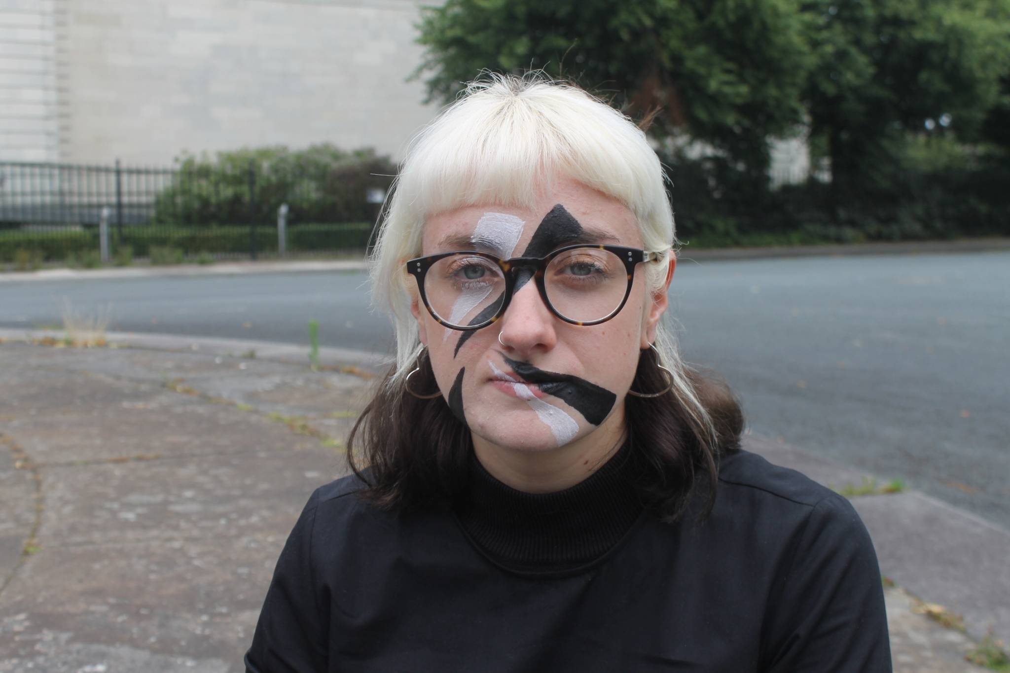 Georgina du collectif Dazzle Club portant un maquillage anti-reconnaissance faciale à Londres